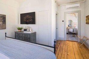 1 dormitori, planxa i posts de planxar, un bressol de viatge i wifi 