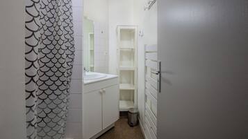 Regadera, toallas, jabón, papel de baño