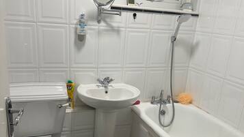 Rumah | Kamar mandi | Shower dan handuk