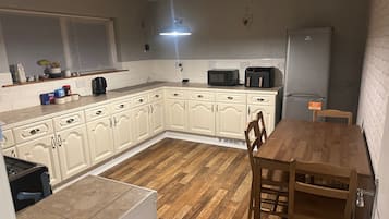 Rumah | Dapur pribadi | Lemari es, microwave, oven, dan kompor