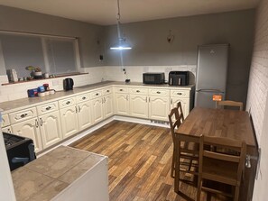 Maison | Cuisine privée | Réfrigérateur, micro-ondes, four, plaque de cuisson