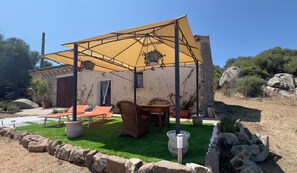 Outdoor dining - L'Olivastro Mini CountryHouse - Nature and relax 30 minutes from Costa Smeralda (Sardegna)