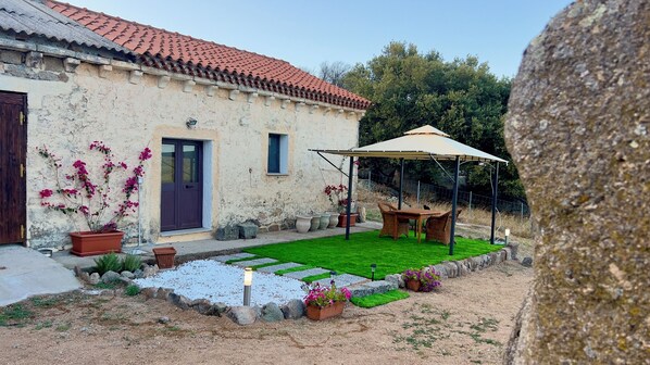 Outdoor dining - L'Olivastro Mini CountryHouse - Nature and relax 30 minutes from Costa Smeralda (Sardegna)