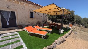 Outdoor dining - L'Olivastro Mini CountryHouse - Nature and relax 30 minutes from Costa Smeralda (Sardegna)