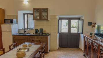 Kühlschrank, Mikrowelle, Herdplatte, Wasserkocher