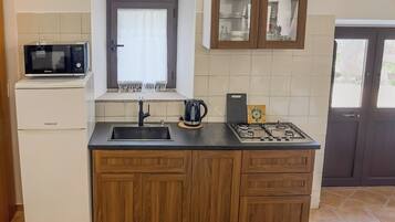 Kühlschrank, Mikrowelle, Herdplatte, Wasserkocher