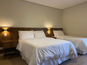 Habitación triple estándar | Ropa de cama hipoalergénica, insonorización, wifi gratis y ropa de cama