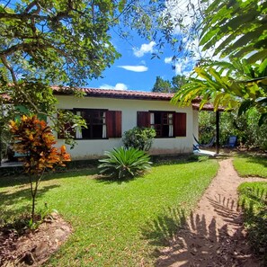 Habitación triple clásica, varias camas, vistas al jardín, en la zona del jardín | Wifi gratis