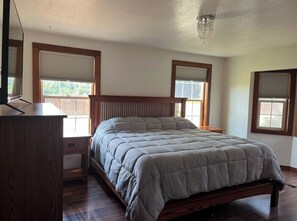 5 bedrooms, iron/ironing board, WiFi, bed sheets