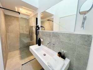 Camera matrimoniale Comfort con balcone | Bathroom | Shower, free toiletries, hair dryer, bidet - PRETORIA SUITES (Palermo)
