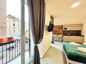 Suite monolocale Design con balcone | Cozinha privada | Frigobar, micro-ondas, cooktop, cafeteira/chaleira