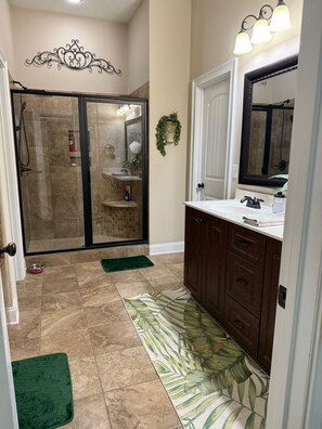 Dusj, boblebad, håndklær og såpe