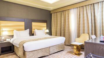 基础双人房 | 客房内保险箱、办公桌、笔记本电脑工作区、隔音