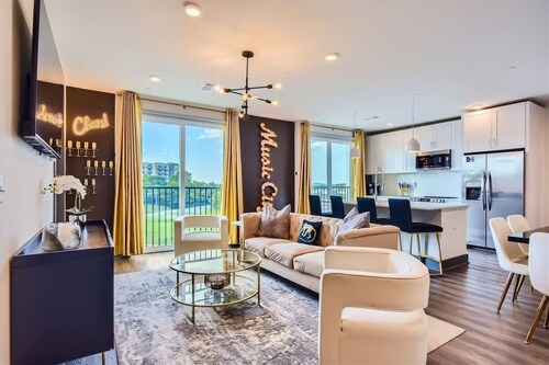 FREE Parking| WALK to Broadway| King| Fitness CTR!