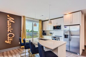 Fridge, microwave, oven, stovetop - FREE Parking| WALK to Broadway| King| Fitness CTR! (Nashville)