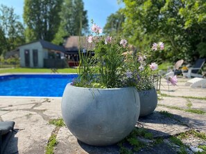 Seasonal outdoor pool, open 10:00 AM to 7:00 PM, pool umbrellas - Boutiquehotell Grå Gåsen (Burgsvik)