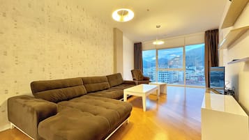 Căn hộ Deluxe, ban công, quang cảnh thành phố | Khu phòng khách | TV LCD 42-inch có truyền hình kỹ thuật số