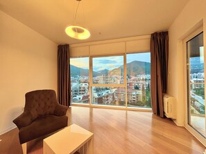 デラックス アパートメント バルコニー シティビュー | リビング エリア | 42 インチの液晶テレビ (デジタル放送視聴可)