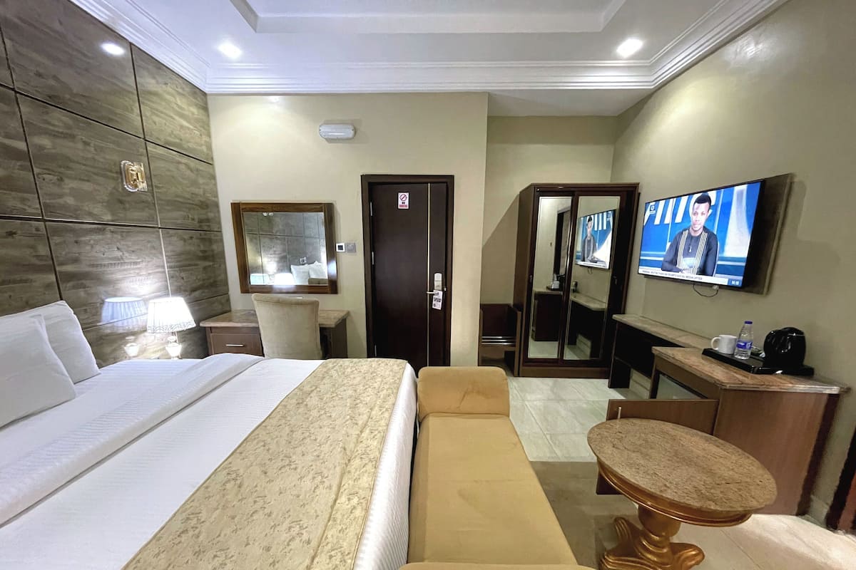 1 bedroom, hypo-allergenic bedding, individually furnished, desk