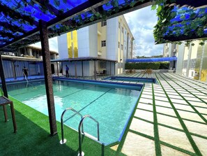 3 piscines extérieures