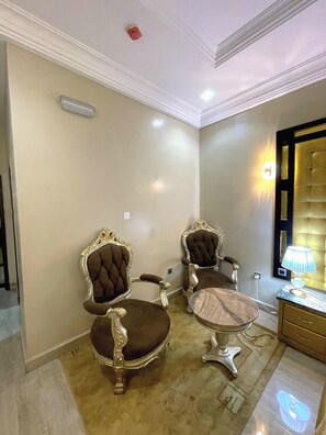 Estudi en suite Comfort | Roba de llit hipoal·lergògena, mobiliari individual i escriptori 