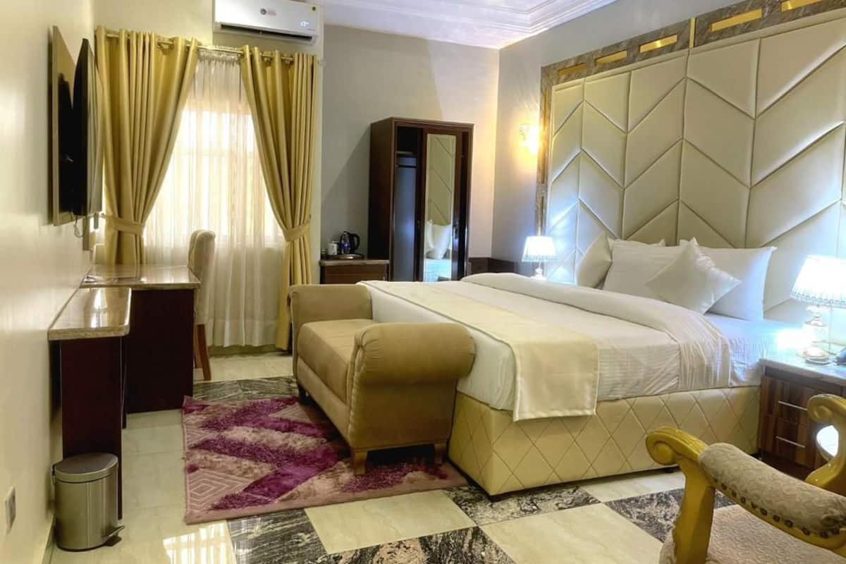 1 bedroom, hypo-allergenic bedding, individually furnished, desk
