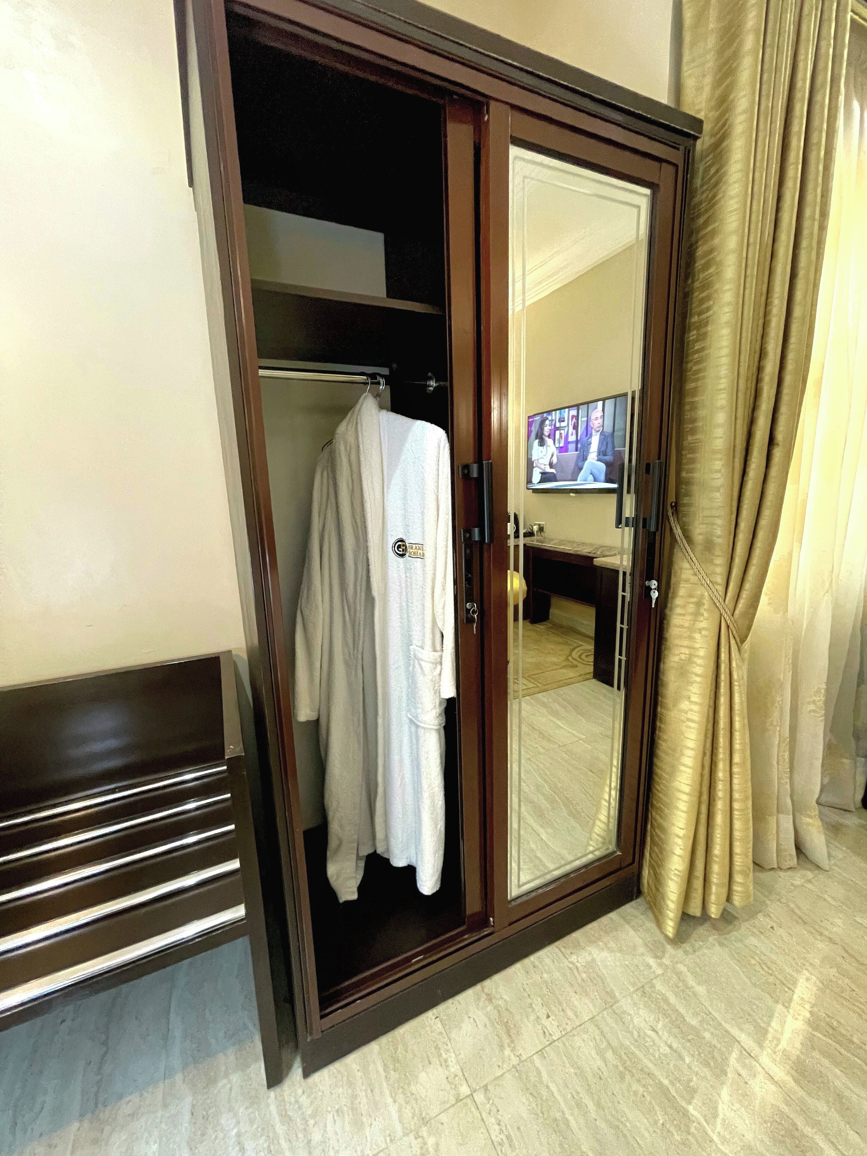 Ropa de cama hipoalergénica, muebles diferentes y escritorio 