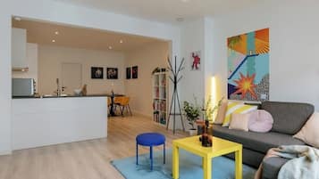 Smart TV, books, stereo