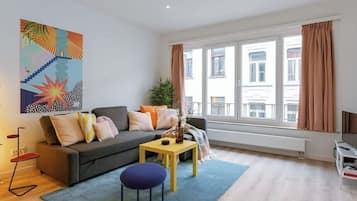 Smart TV, books, stereo