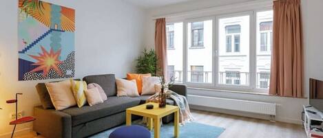 Smart TV, books, stereo