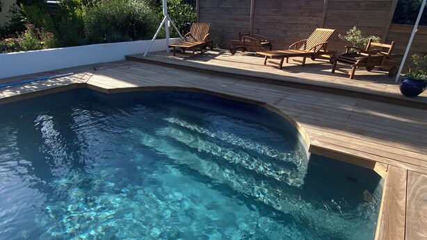 A clear swimming pool with wooden deck and lounge chairs. - 140 M2 architect-designed house in a quiet cul-de-sac. (Vaison la romaine)