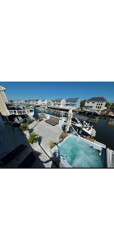 Waterfront 5-bedroom house w/ Boat Lift & Jet Ski Docks. Short walk to beach.