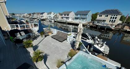 Waterfront 5-bedroom house w/ Boat Lift & Jet Ski Docks. Short walk to beach.