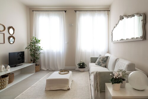 In the center brand new elegant apartment with parking in the private garden