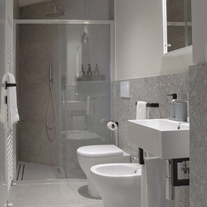 Sèche-cheveux, bidet, serviettes fournies, savon