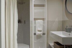 Haartrockner, Bidet, Handtücher, Seife