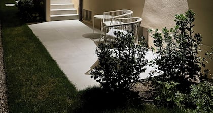 In the center brand new elegant apartment with parking in the private garden