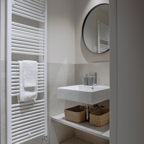 Hair dryer, bidet, towels, soap - In the center brand new elegant apartment with parking in the private garden (Padova)