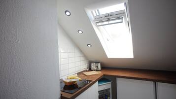 Kühlschrank, Mikrowelle, Herdplatte, Wasserkocher mit Kaffee-/Teezubehör