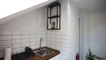 Kühlschrank, Mikrowelle, Herdplatte, Wasserkocher mit Kaffee-/Teezubehör