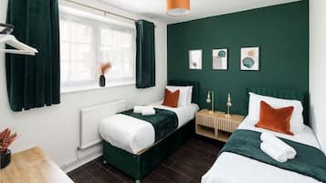 2 habitaciones, tabla de planchar con plancha, wifi y ropa de cama