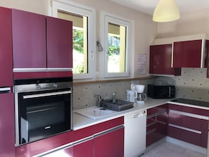 Frigorífico, microondas, horno y placa de cocina