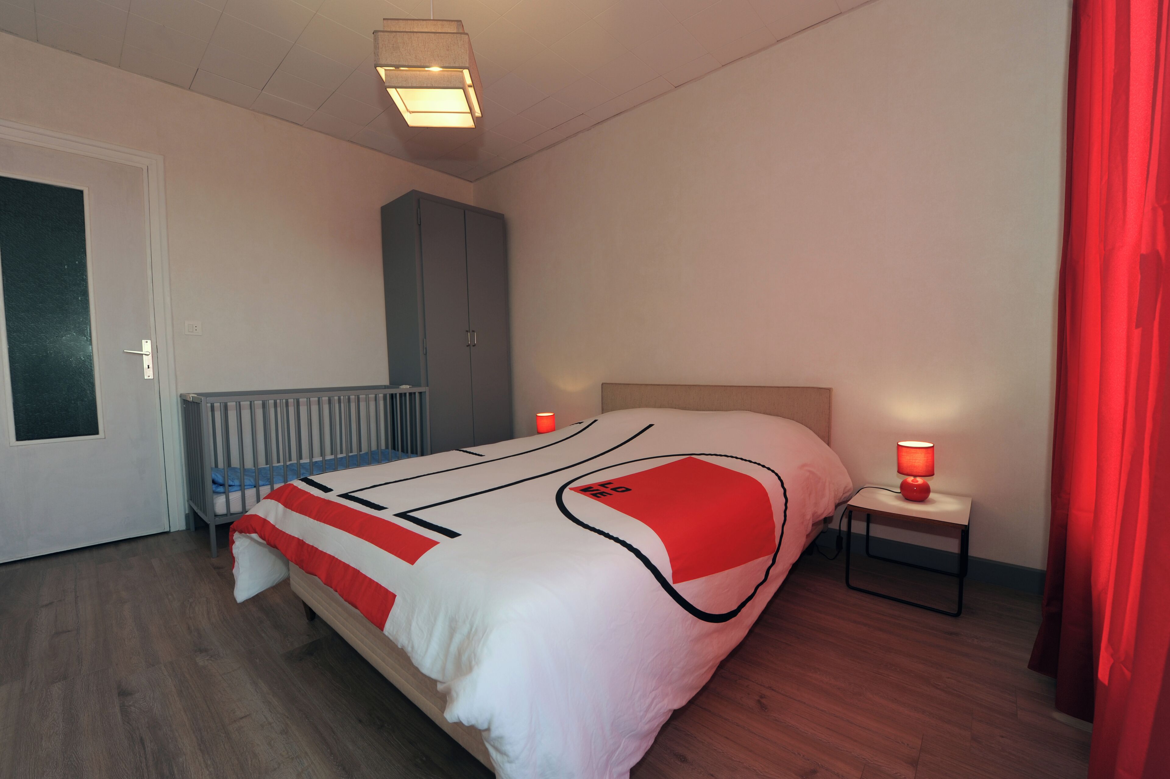 6 slaapkamers, een bureau, een strijkplank/strijkijzer, reisbedje