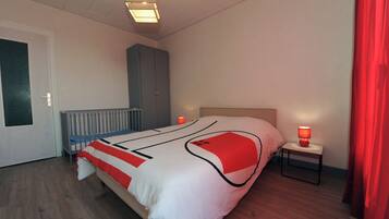 6 bedrooms, desk, iron/ironing board, travel cot