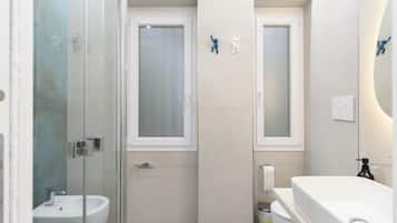 SĂšche-cheveux, serviettes fournies, savon, shampoing
