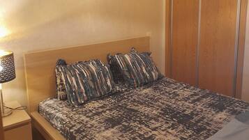 1 habitación, tabla de planchar con plancha, wifi y ropa de cama