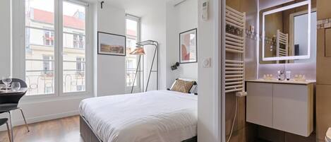 Iron/ironing board, WiFi, bed sheets