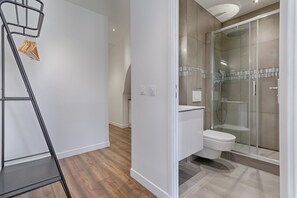 Dusche, Haartrockner, Handtücher