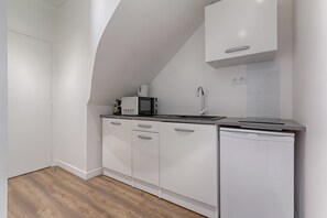 Réfrigérateur, micro-ondes, cafetière/bouilloire, grille-pain