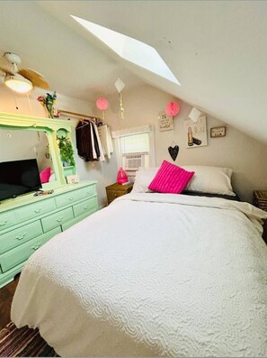 3 عدّة غرف نوم ومكواة/لوح كي وواي فاي وملاءات أسرّة